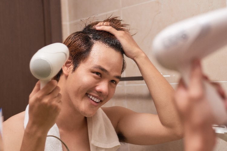 髪を洗った後にタオルで軽くふき取り、ドライヤーで7～8割ほど乾かします！